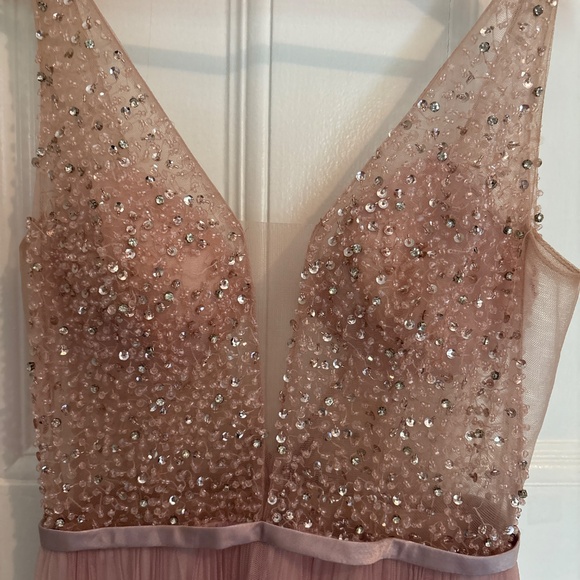 Beautiful gown - Picture 3 of 6